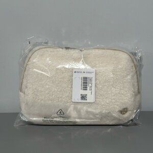 Everywhere Belt Bag 2L Fleece NWT - Gold / Opal